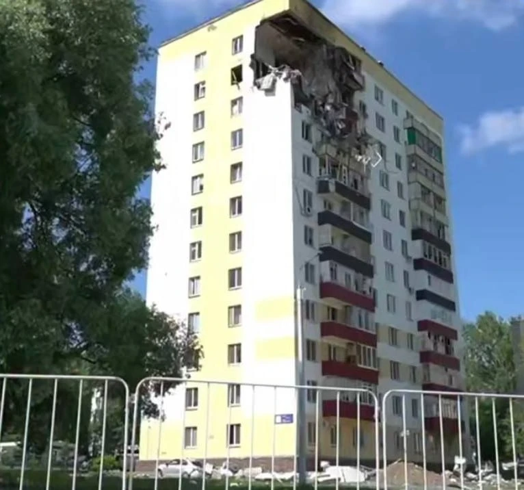 🏗 Верхние этажи дома в Нижнекамске, куда вчера попал беспилотник — будут сносить и восстанавливать 