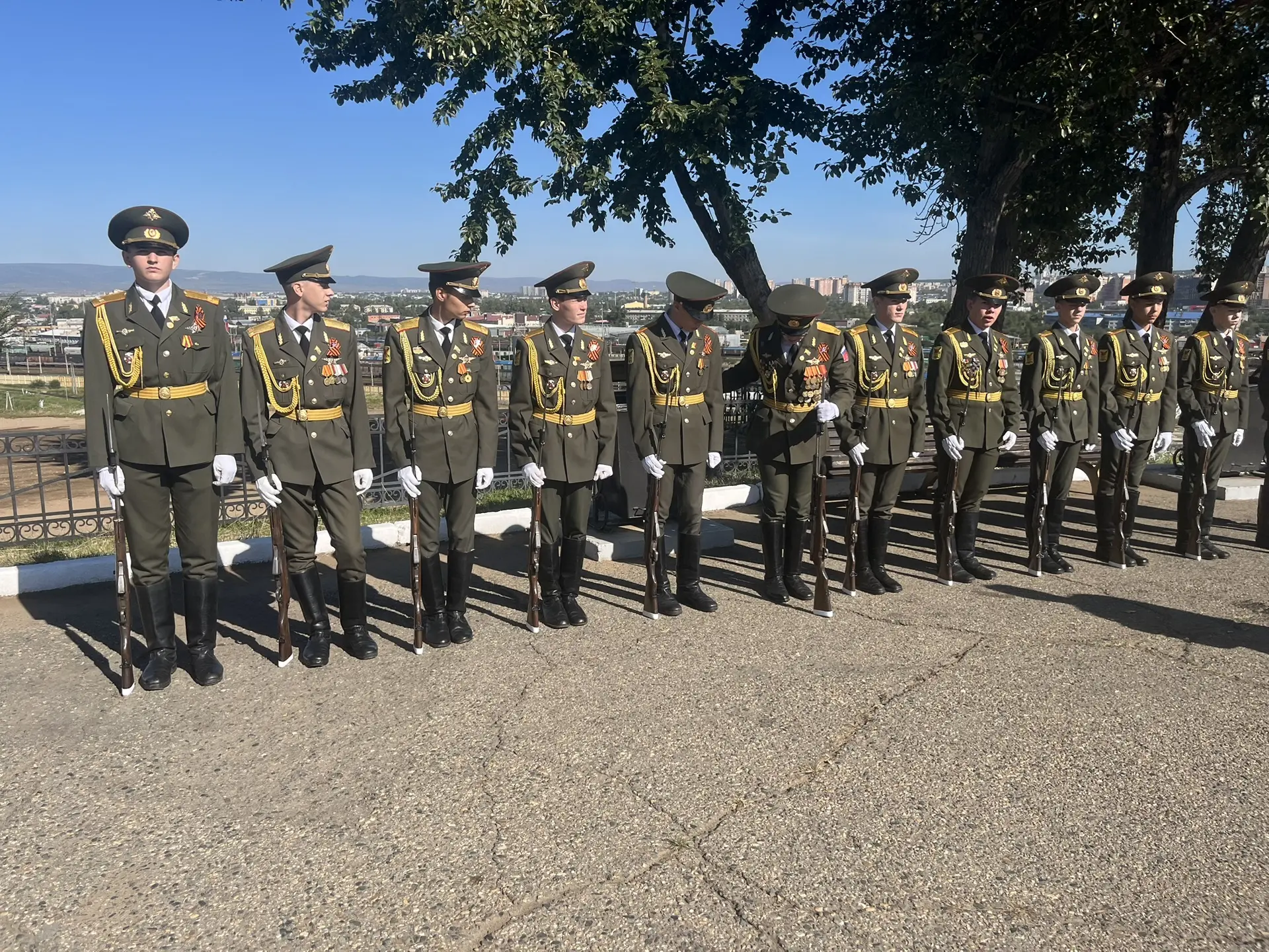 На смотровой площадке Титовской сопки ведутся последние приготовления к церемонии полуд...