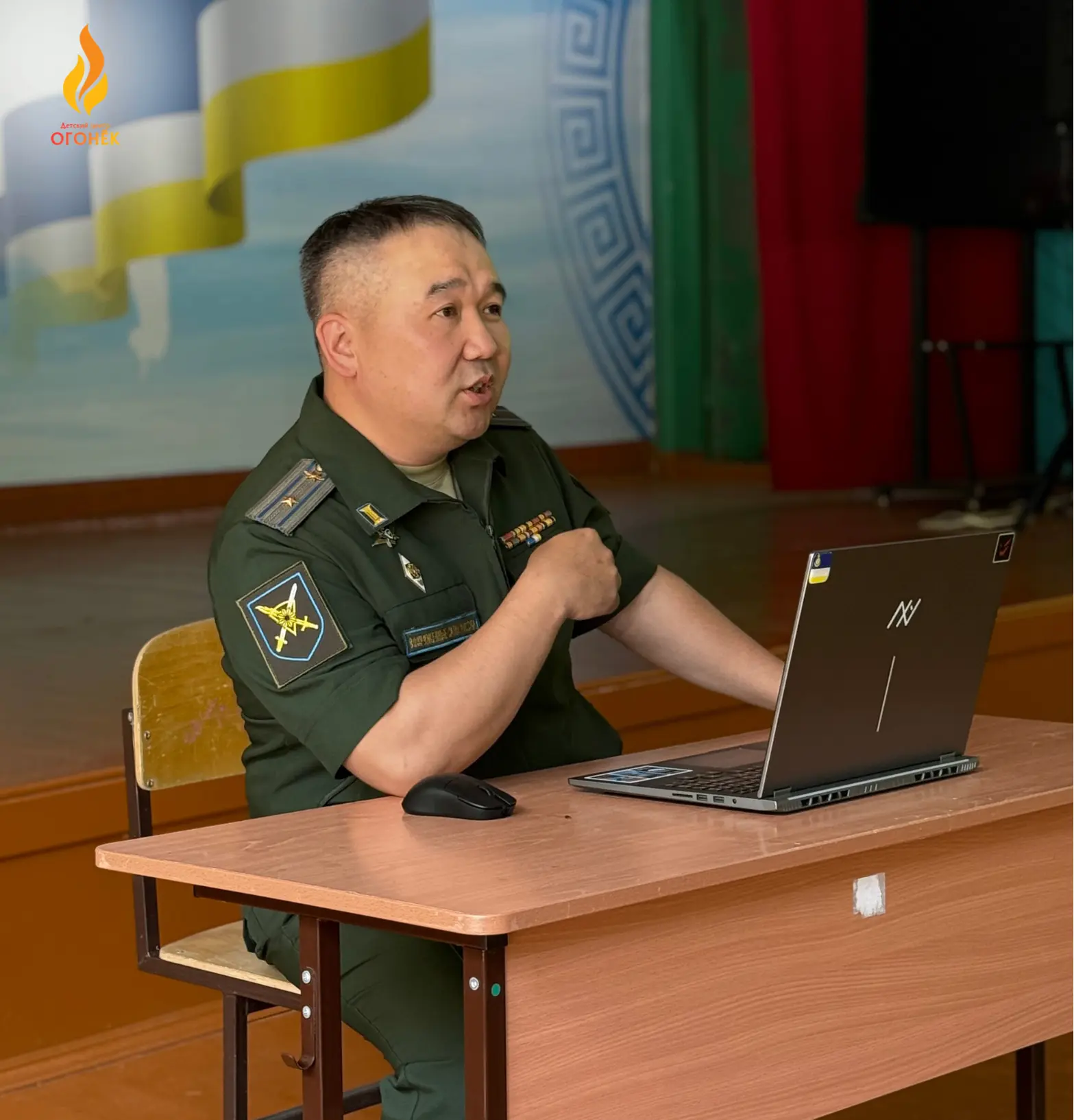В лагере «Огонёк» говорят о главном 🇷🇺

В гости к ребятам из 1 и 2 отрядов приехал представитель р