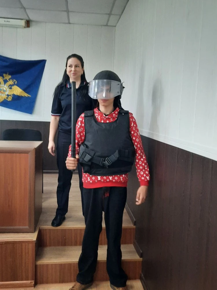 👨‍✈️Ребятам пришкольного лагеря "Позитив" была проведена экскурсия в МВД. 👩‍✈️ Сотрудниками полици