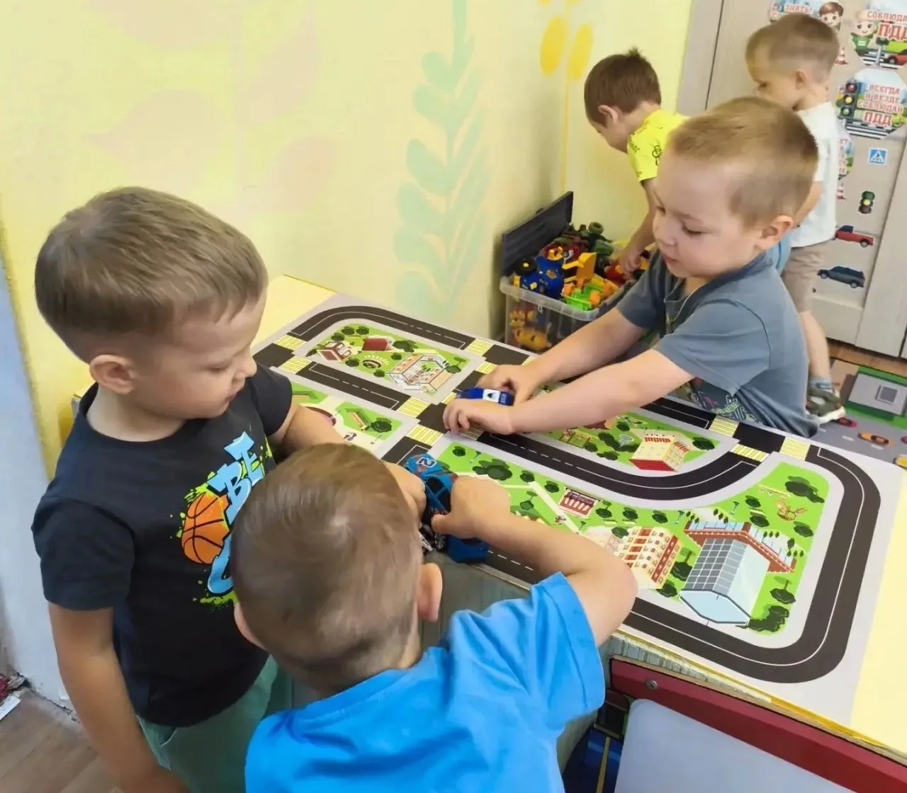 Маленькие водители — большие правила! 🏎️🛑

В нашей группе  «час вождения». Ребята не просто играют
