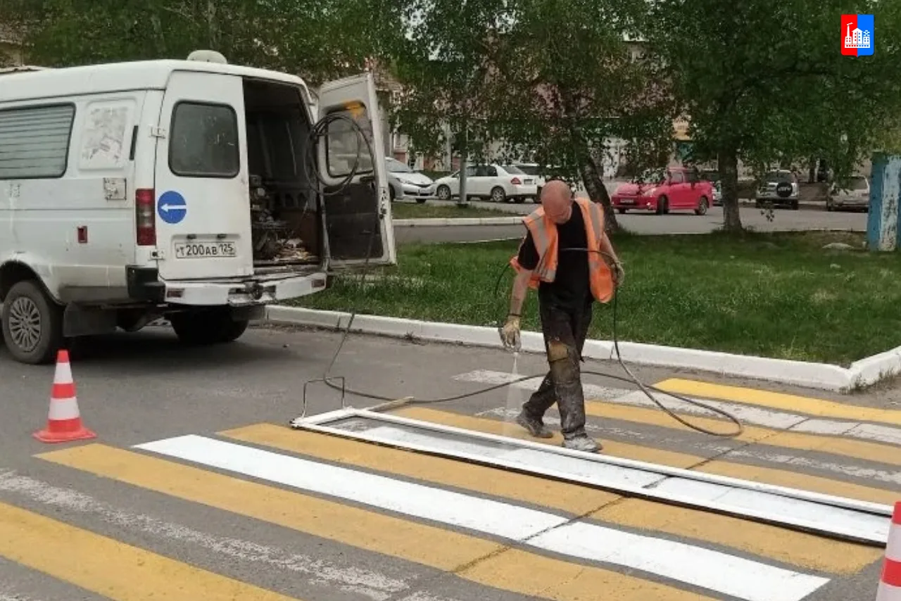 #работы_в_округе  Продолжаются работы на дорогах округа.   ✔️Бригады специалистов оперативно устраня
