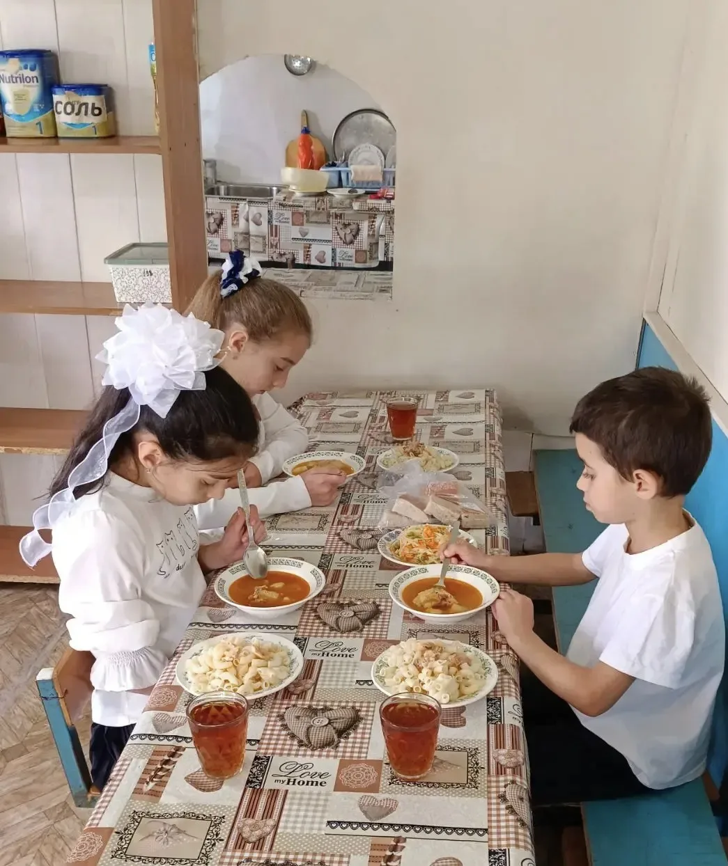 Ежедневное горячее питание в школьной столовой.