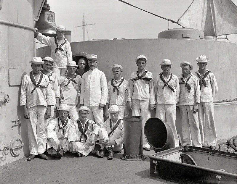 Экипаж носовых 8-дюймовых орудий крейсера “USS New York”, США, около 1900 года.