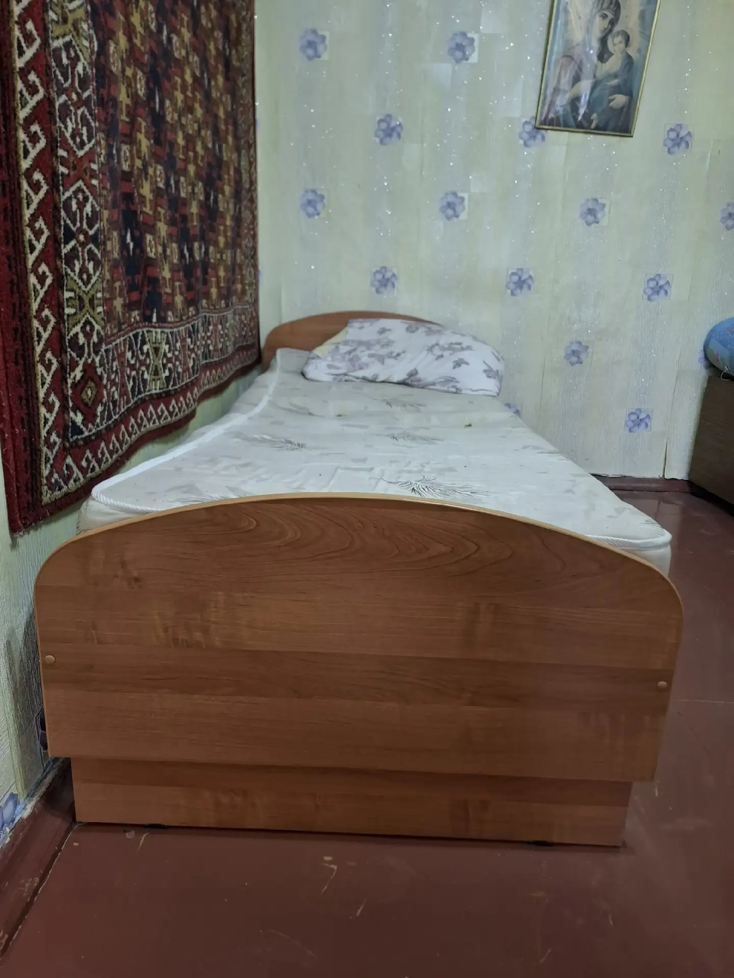 Отдам даром односпальную кровать, телевизор, тумбу под телевизор, стенку в прихожую. Вс...