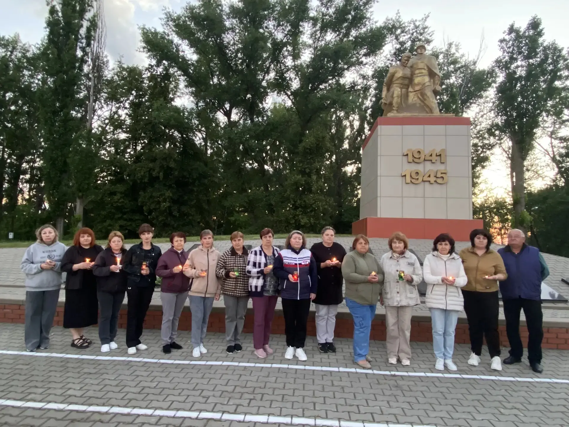 Сегодня работники школы приняли участие в мероприятии у подножия памятника воинам односельчанам, при