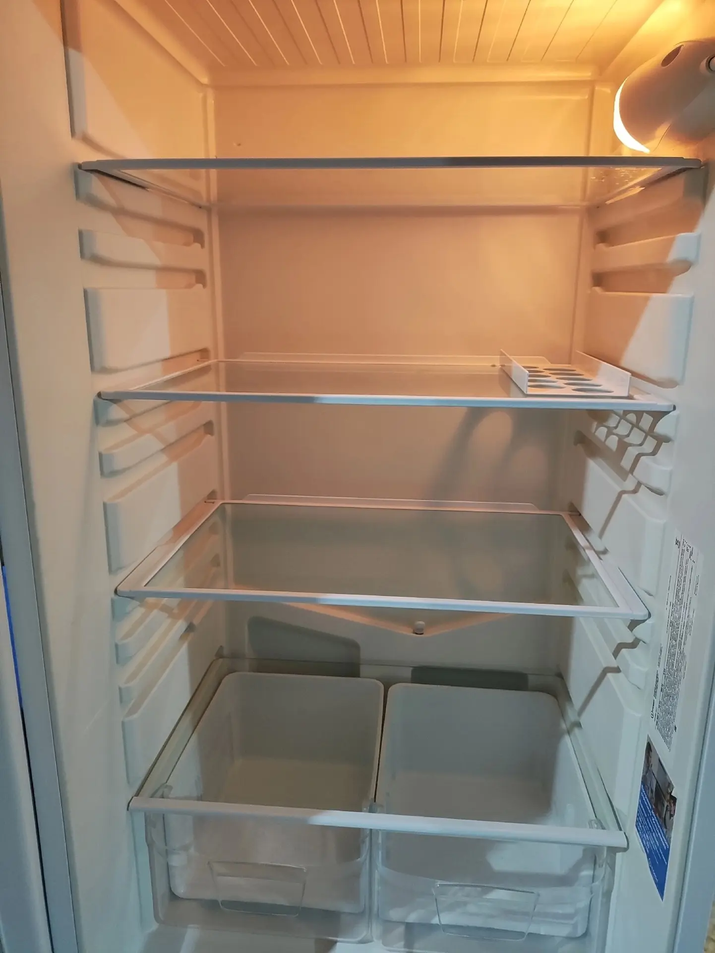 Продам холодильник indesit в хорошем состоянии. Высота 185. Цена 15000. Торг.