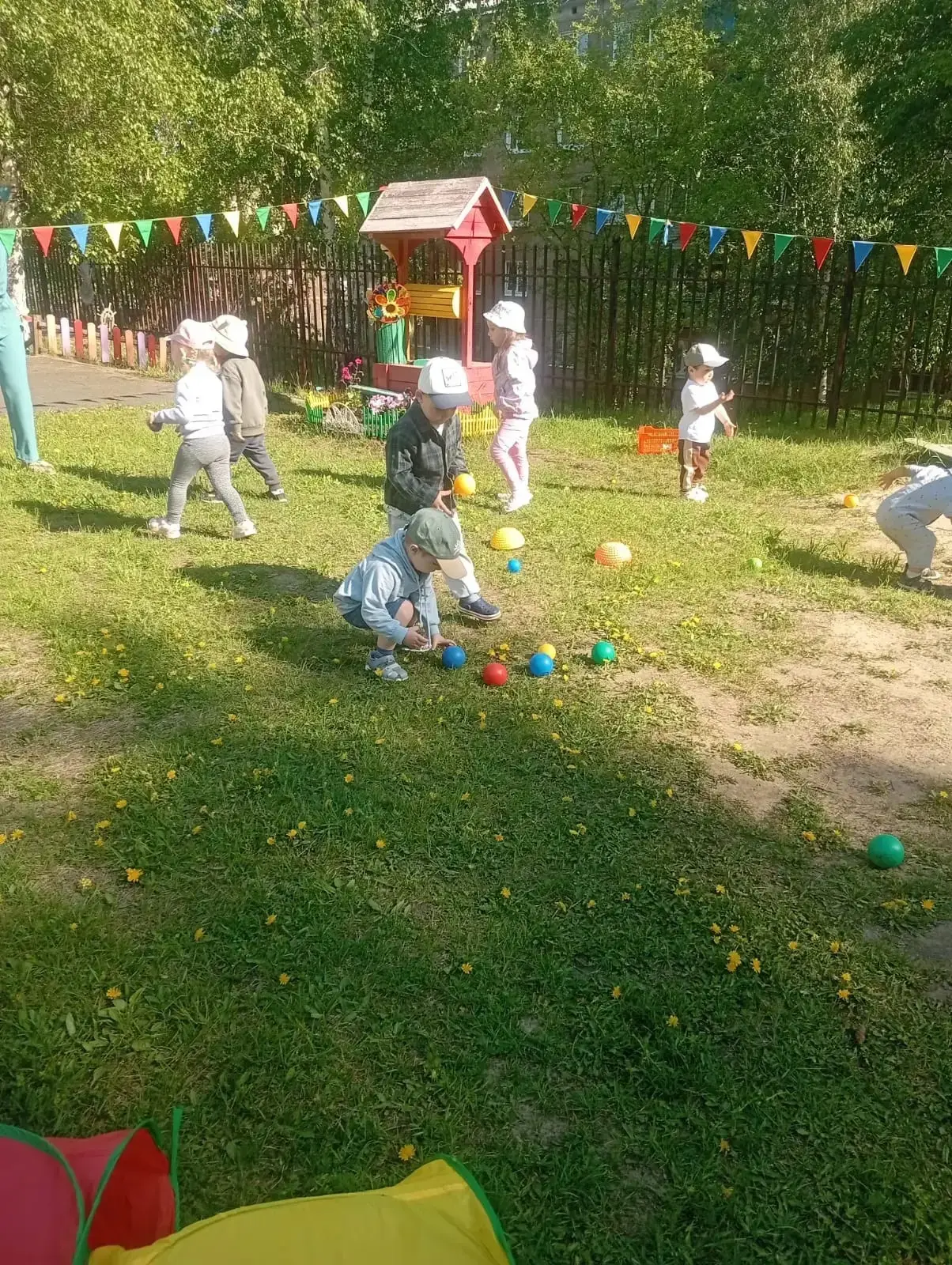 Солнышко проснулось,☀️
Лучиками тянется,☀️
К небу поднимается,☀️
Деткам улыбается!☀️🌈

Ручки вверх 