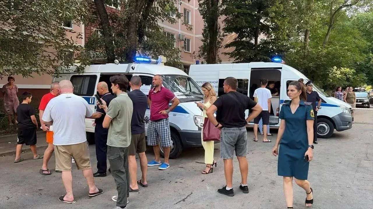 На месте, где произошло возгорание более 20 автомобилей, начала работу мобильная приемн...