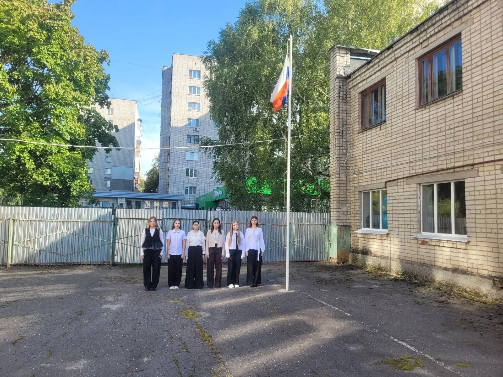 Церемония  выноса и подъёма  Государственного флага РФ 1 сентября -  в День знаний  в Г...