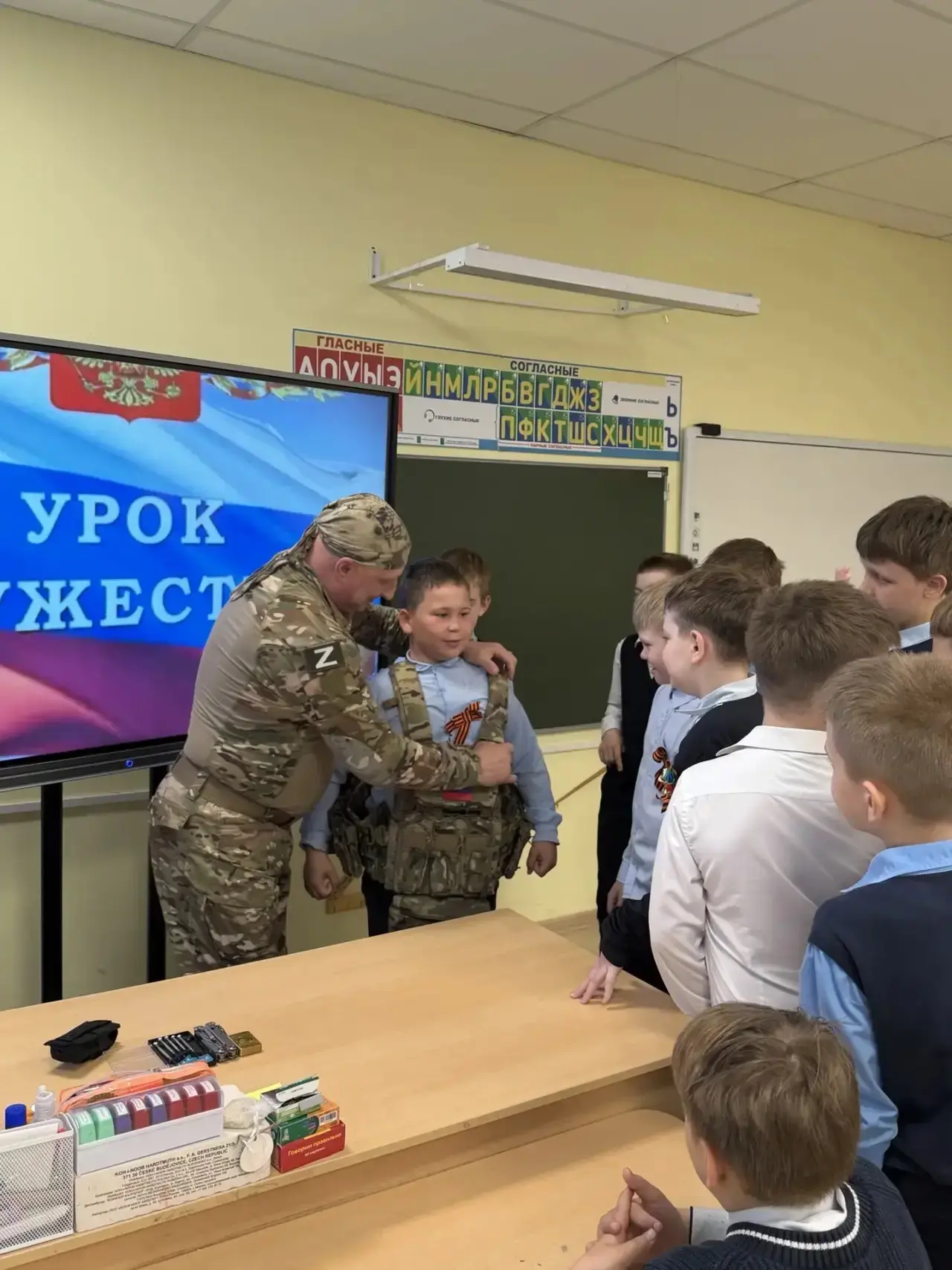 Сегодня в нашем 4 «Б» классе прошёл особенный урок — урок мужества. Гостем стал ветеран боевых дейст