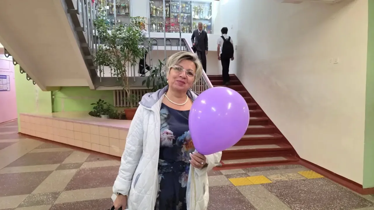 Вот так сегодня ученики в Петропавловске-Камчатском встречают своих любимых учителей: с...