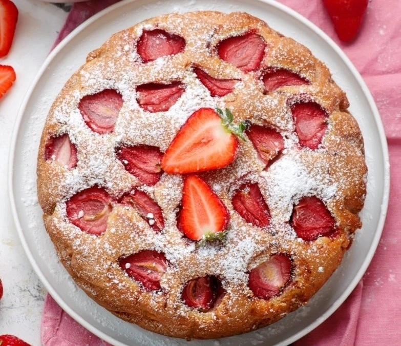 КЛУБНИЧНЫЙ ПИРОГ НА ЙОГУРТЕ 🥮🍓

Ингредиенты:
Клубника - 340 гр.
Крупные яйца - 2 шт.
Греческий или