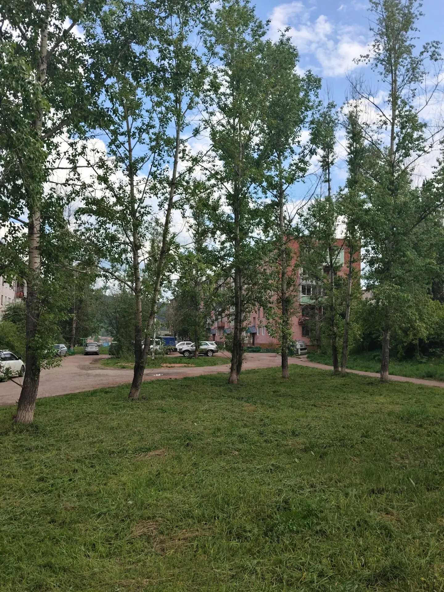 Уважаемые жители, в настоящее время проводим работы по скосу травы, убедительно просим граждан, кото