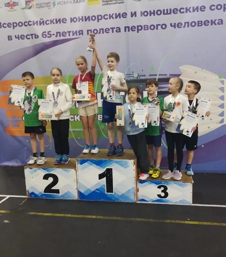 🏸Юные бадминтонисты из Бийска завоевали медали на всероссийских турнирах   🥇На всероссийском турнире