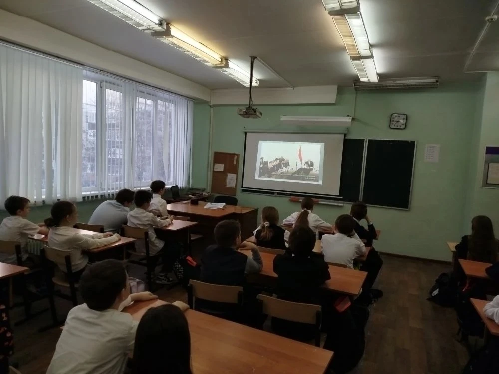 📌Утро понедельника 9 февраля 2026 года в школе традиционно началось с торжественной линейки, церемон