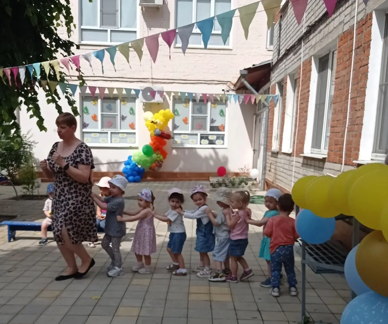 В первой младшей группе сегодня состоялось летнее  музыкальное развлечение "Путешествие на паровозик