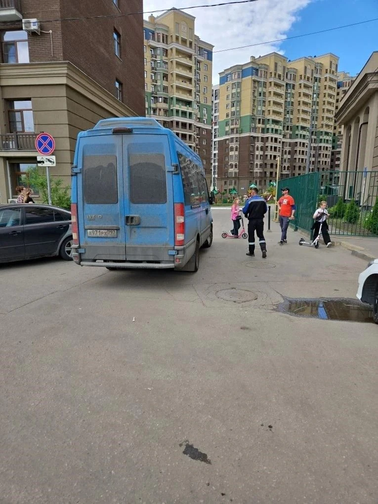 Уважаемые владелец авто!
Срочно перепаркуйтесь! Ваша машина мешает проезду мусоровоза!
