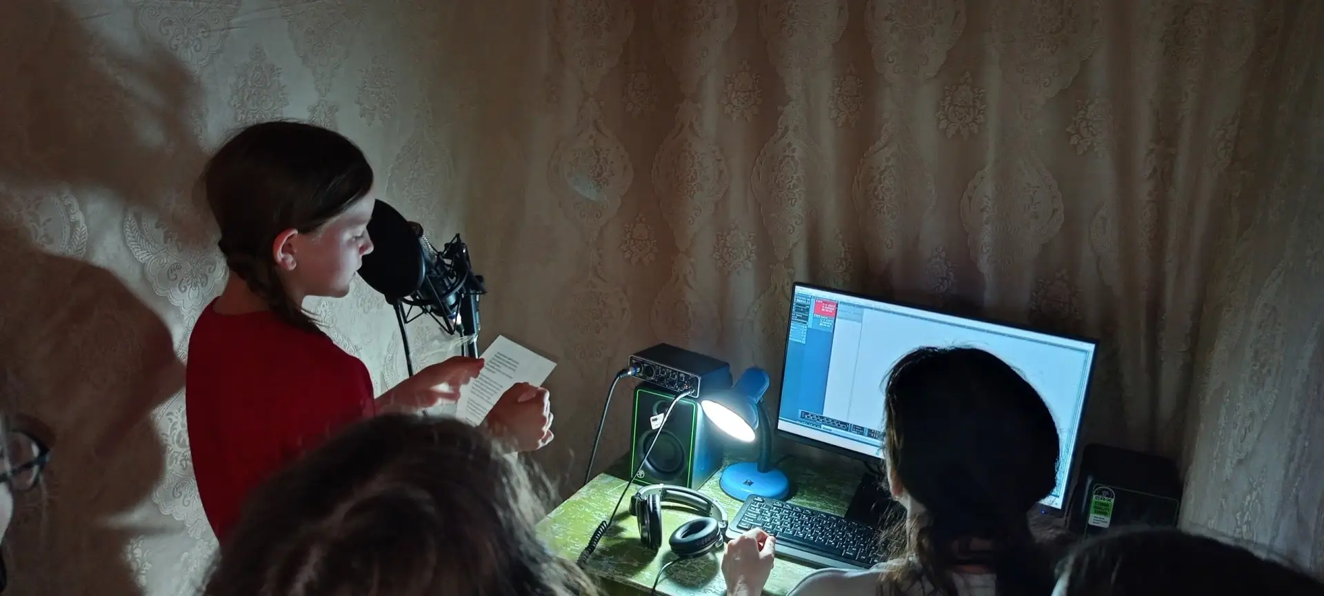 Занятия по технике речи в рамках "Школы аудиозаписи" продолжаются. Ребята упорно работают над интона