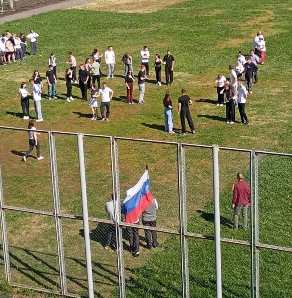 25 мая на территории школы прошла репетиция главного школьного  праздника весны- "Последний звонок 2