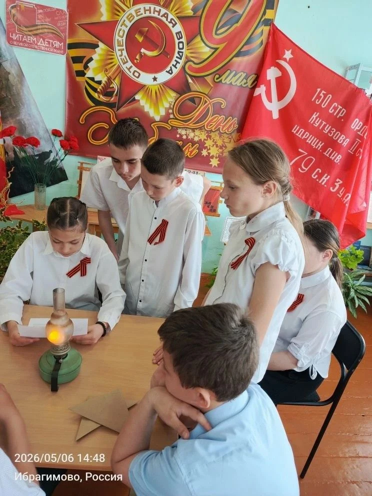 ЛАМПОВОЕ ЧТЕНИЕ
Сегодня в нашей школьной библиотеке царила особая атмосфера. Не просто тишина, а та 