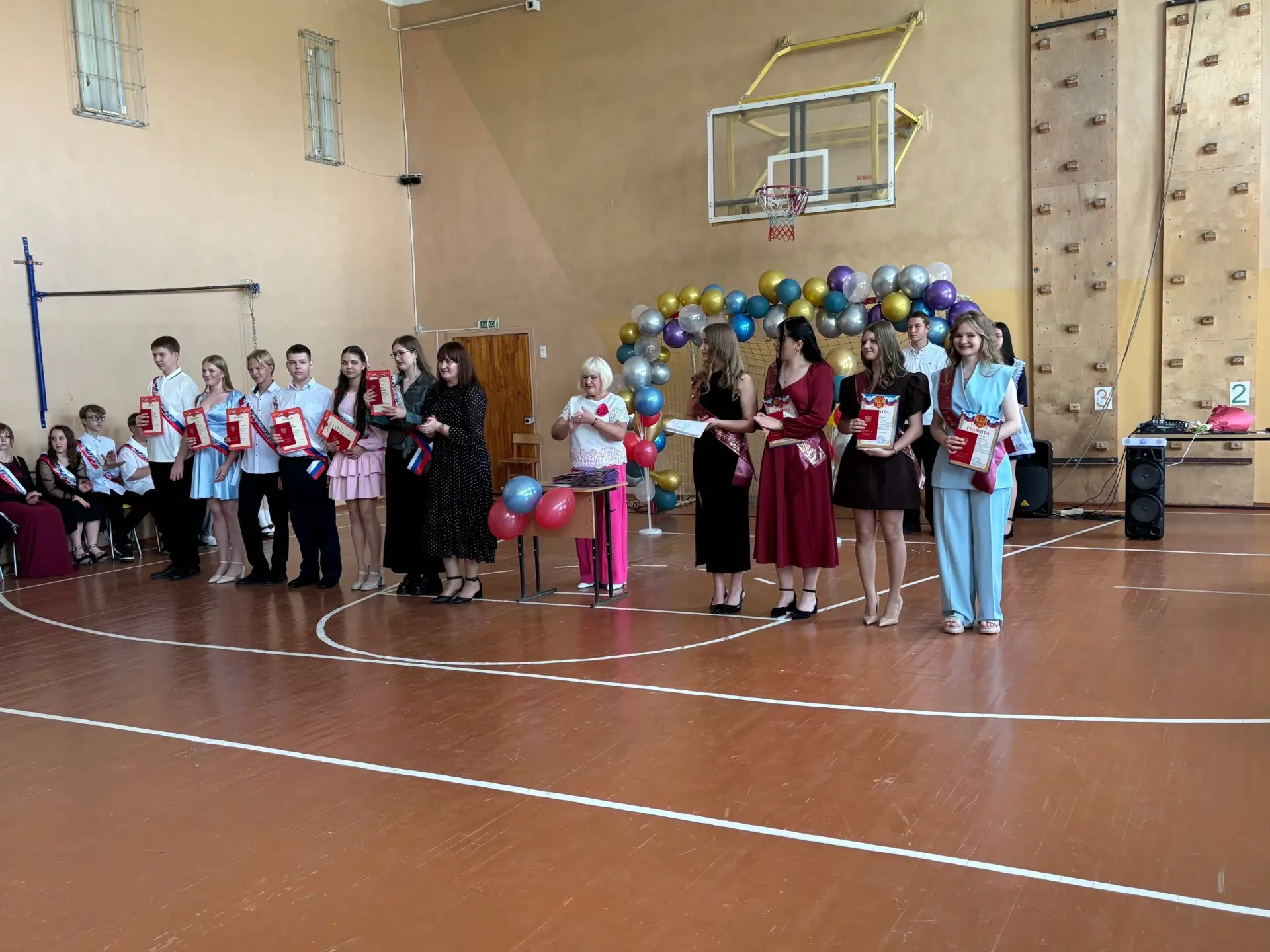 Выпускной 9-х классов! ✨

Вчера в нашей школе был особенный, немного грустный, но невероятно торжест