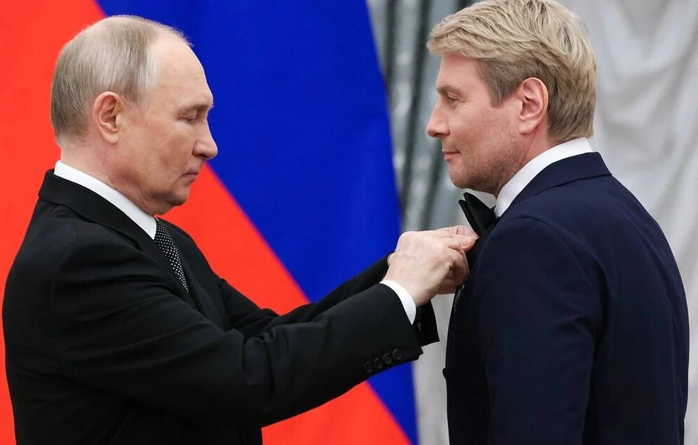 Владимир Путин наградил Николая Баскова орденом «За заслуги перед Отечеством» IV степени.

«Счастлив