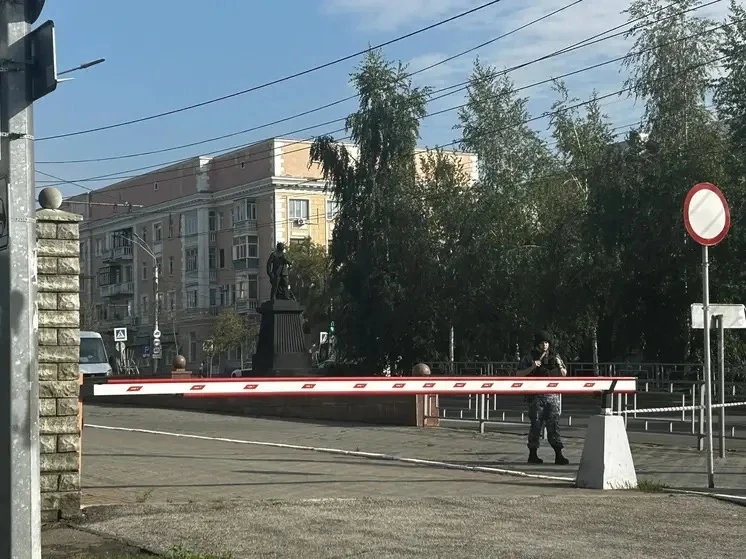 Из здания Алтайского краевого суда эвакуировали людей

В Барнауле утром 30 июля из здания Алтайского