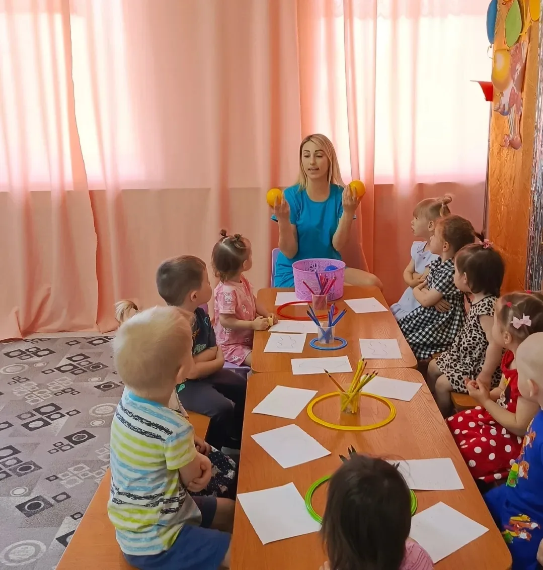Сегодня в младшей группе "Сказка" состоялось тематическое занятие «День цветных каранда...