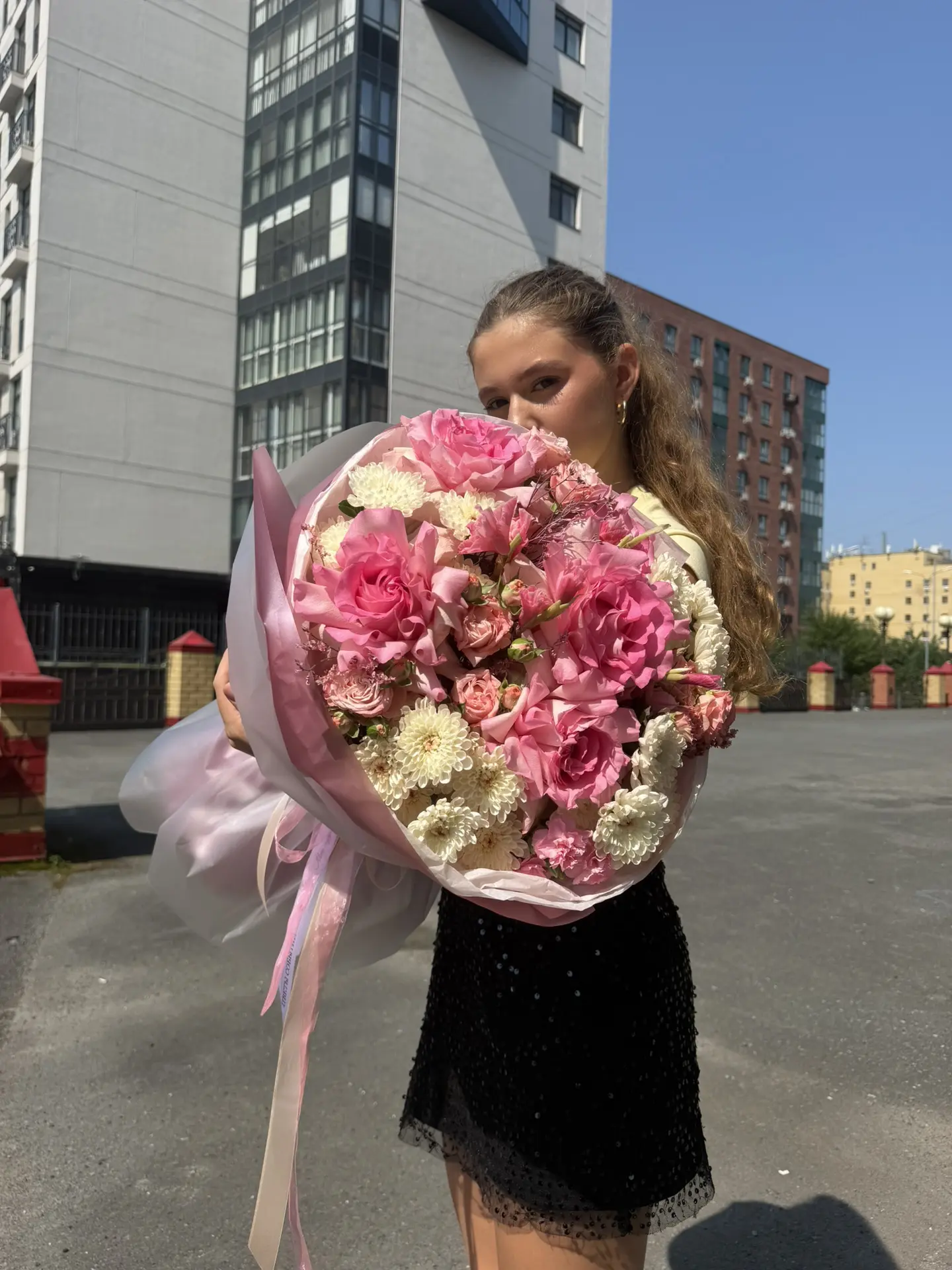 Тот самый букет из её мечтаний 💖
Сочетание крупных розовых роз и воздушных хризантем — классика, ко