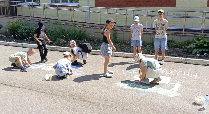 Рисуем любовь к Родине! 🇷🇺✨

Сегодня в честь Дня России территория нашей школы превратилась в наст
