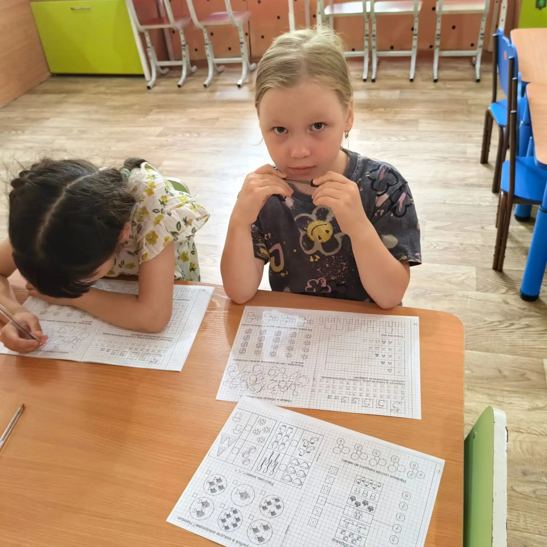 «На улице лил дождь, и из всех игр дети выбрали самое спокойное — пописАть в рабочих тетрадях.

Сиде