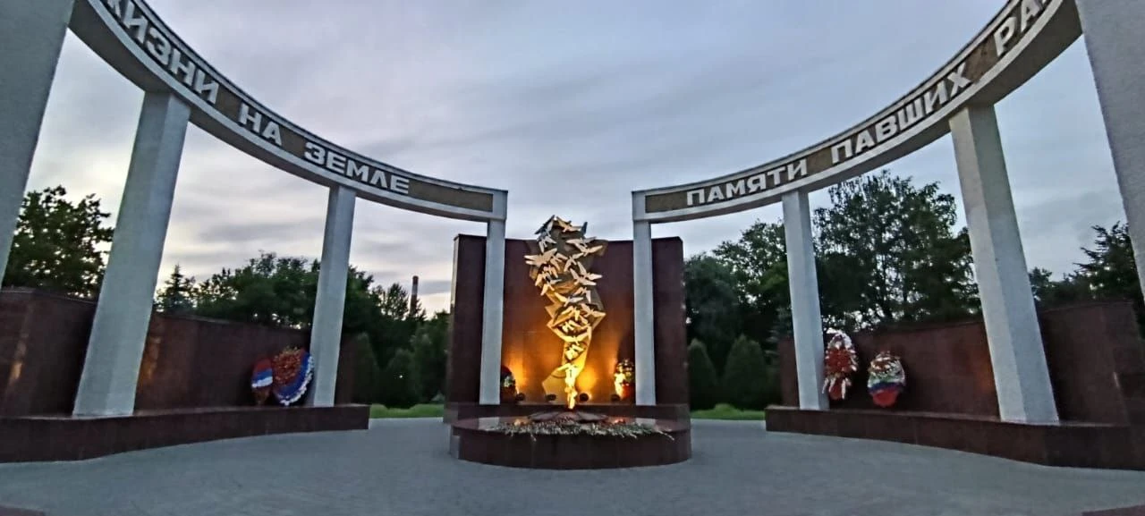 22 июня
Мы никому не позволим забыть –
Ни престарелым, ни юным –
Дату, чей траур столетьям не смыть: