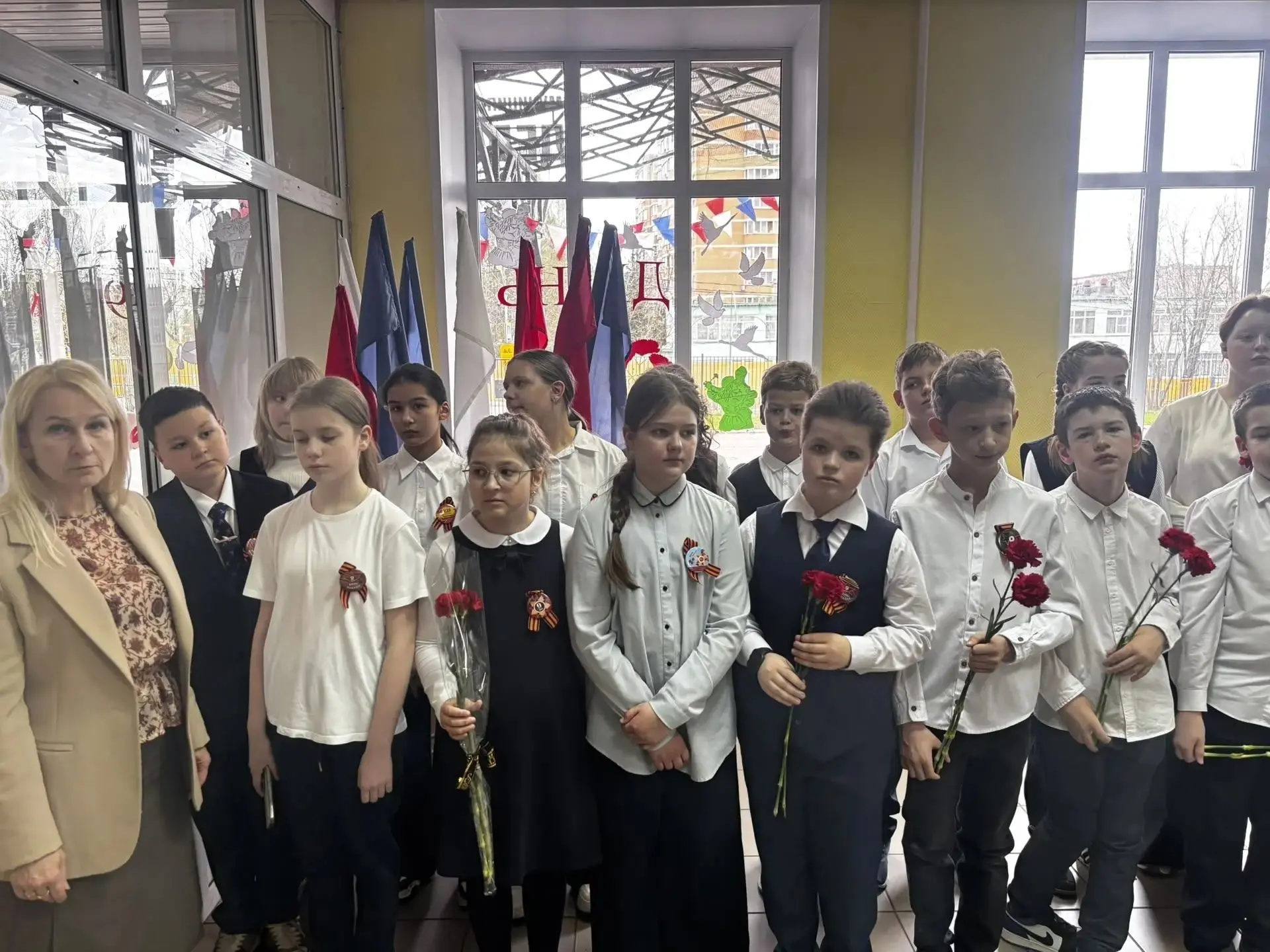 Память жива: торжественное открытие Вахты памяти 🕯 Сегодня в школе состоялась торжественная линейка,