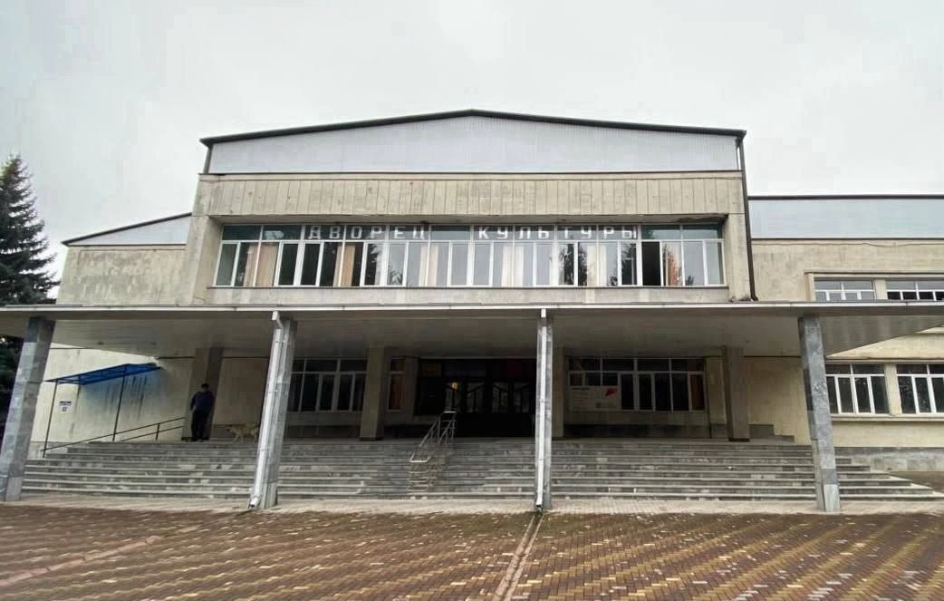 В Октябрьском продолжается капитальный ремонт Дворца культуры.