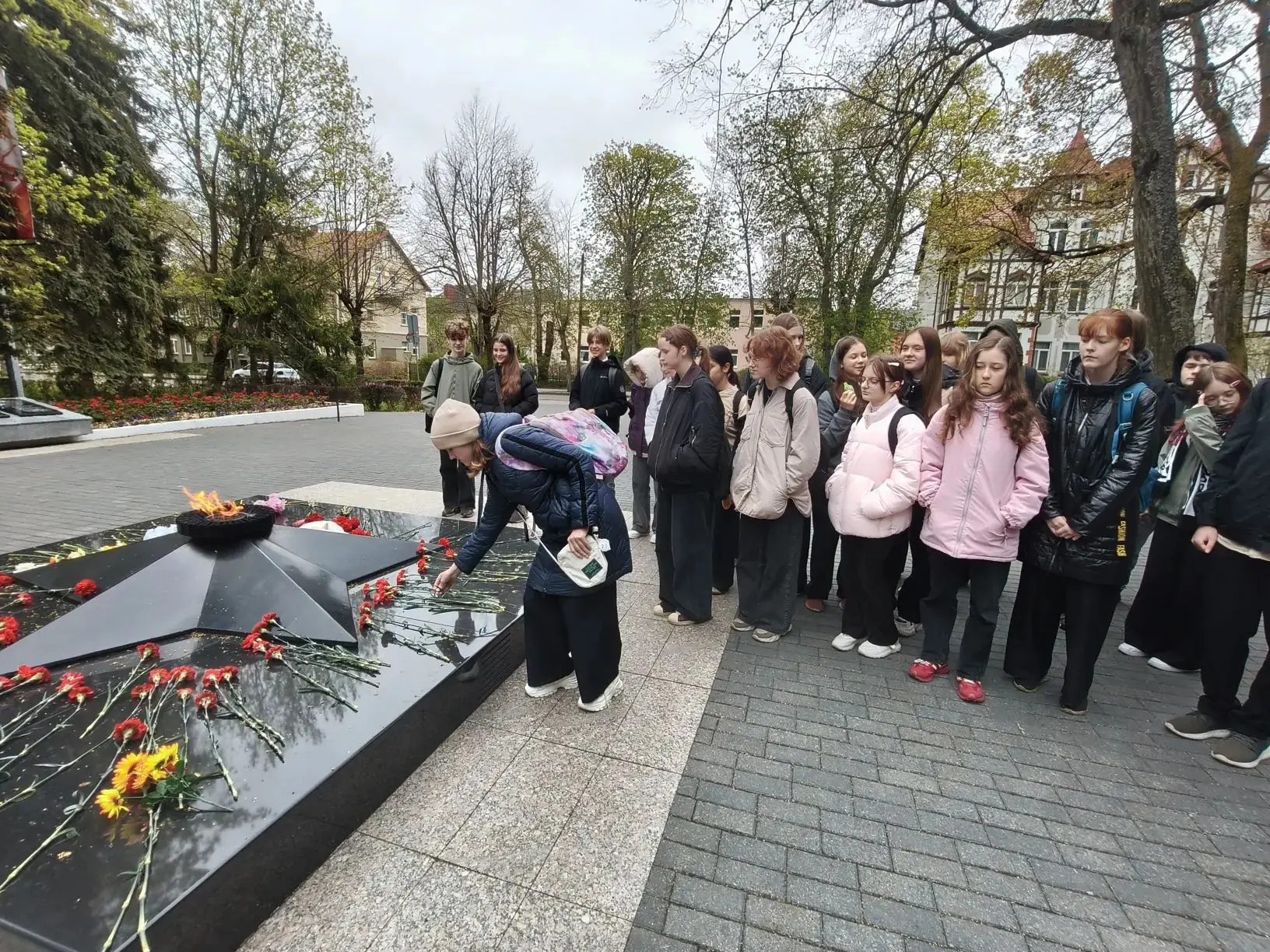 🌳 Путешествие по Аллее славы: 7Л класс гимназии Вектор  Ученики 7Л класса гимназии Вектор приняли уч