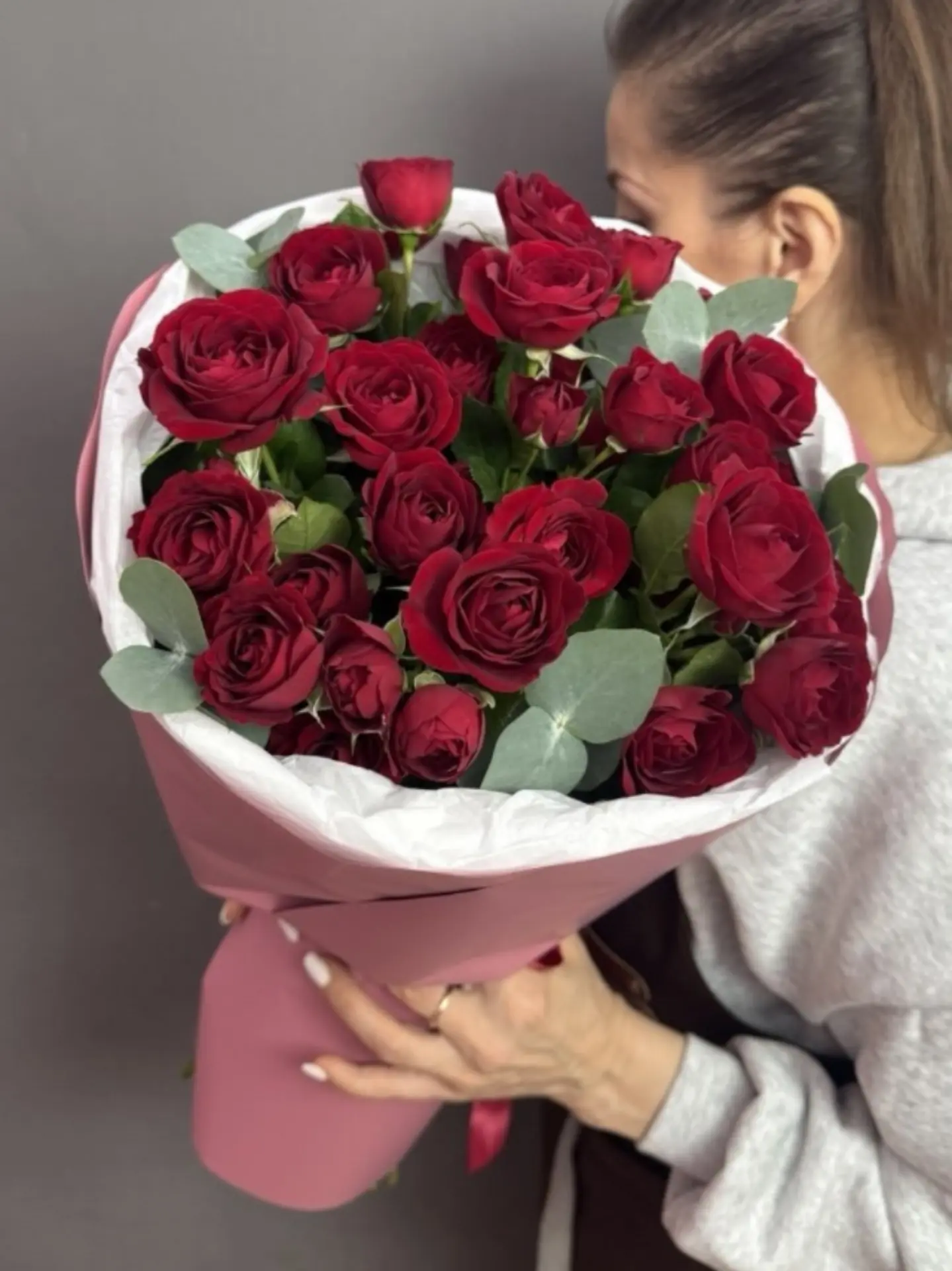 ❤Дуо-букет из бордовых кустовых роз и ароматных веточек эвкалипта