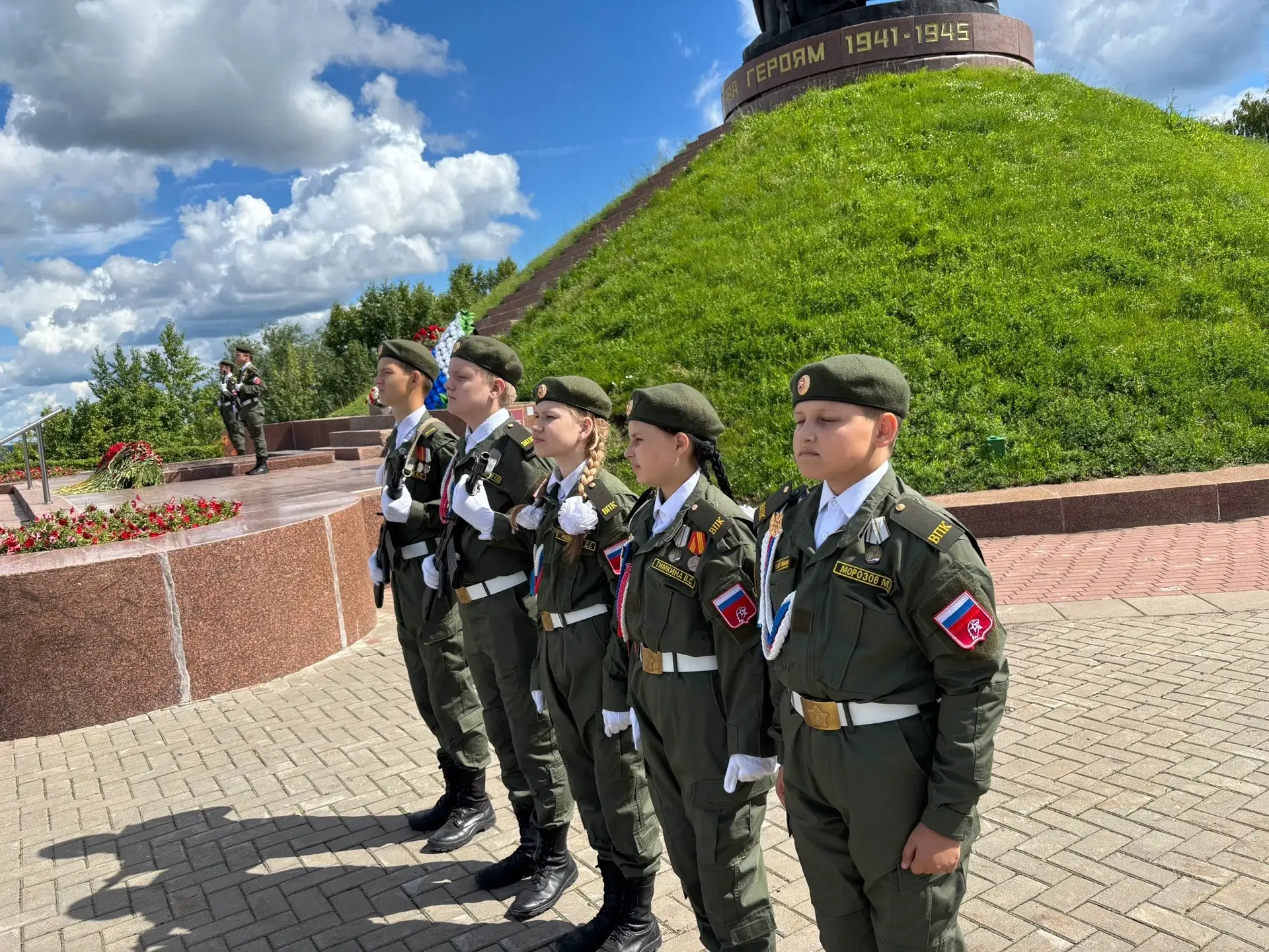 🇷🇺 ЮНАРМЕЙЦЫ ВПК «БАРС» — УЧАСТНИКИ ГЕРОИКО-ПАТРИОТИЧЕСКОЙ ЭКСПЕДИЦИИ

Чебоксары встретили участни