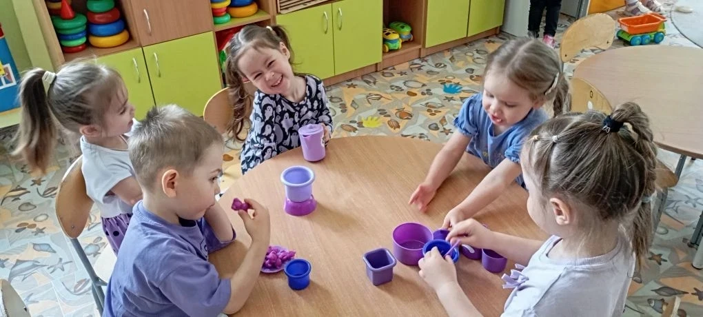 Сегодня в группе " Одуванчик " прошёл " Фиолетовый день".Наши малыши слепили фиалки. Ка...