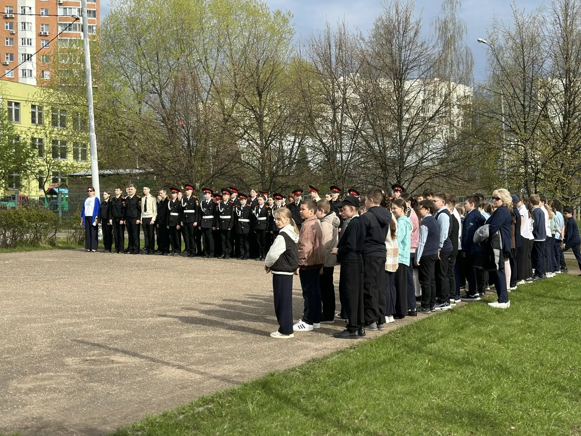Прекрасным майским утром наша школа встретила неделю торжественно!   🇷🇺  Наши ученики приняли участи