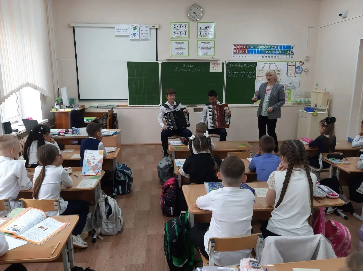 📢18 мая,   в нашем центре преподаватели Детской школы искусств провели  агитационный концерт для реб