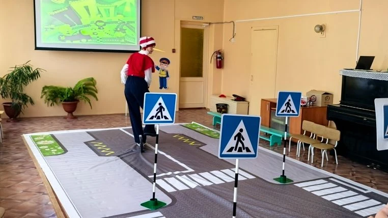 Сегодняшнее утро в нашем детском саду началось совсем необычно. На пороге появился сказ...