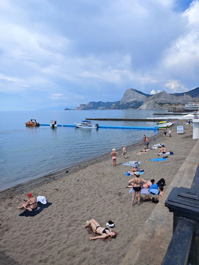 🏖️ Крым готовится к туристическому сезону! Пляжи заполняются отдыхающими. Морская вода чистая и про