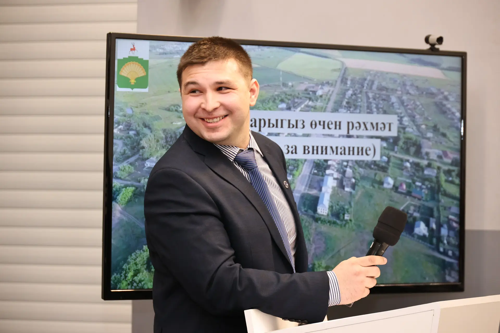 «Мин татарча сөйләшәм, ә син?» – «Я говорю по-татарски, а ты?»  С этой фразы сегодня начал свой докл