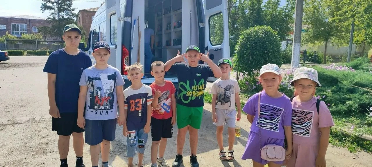 🚜КИБО — на поддержку хлеборобов!
15 июля библиомобиль отправился по маршруту в хутора Большие Эльбу