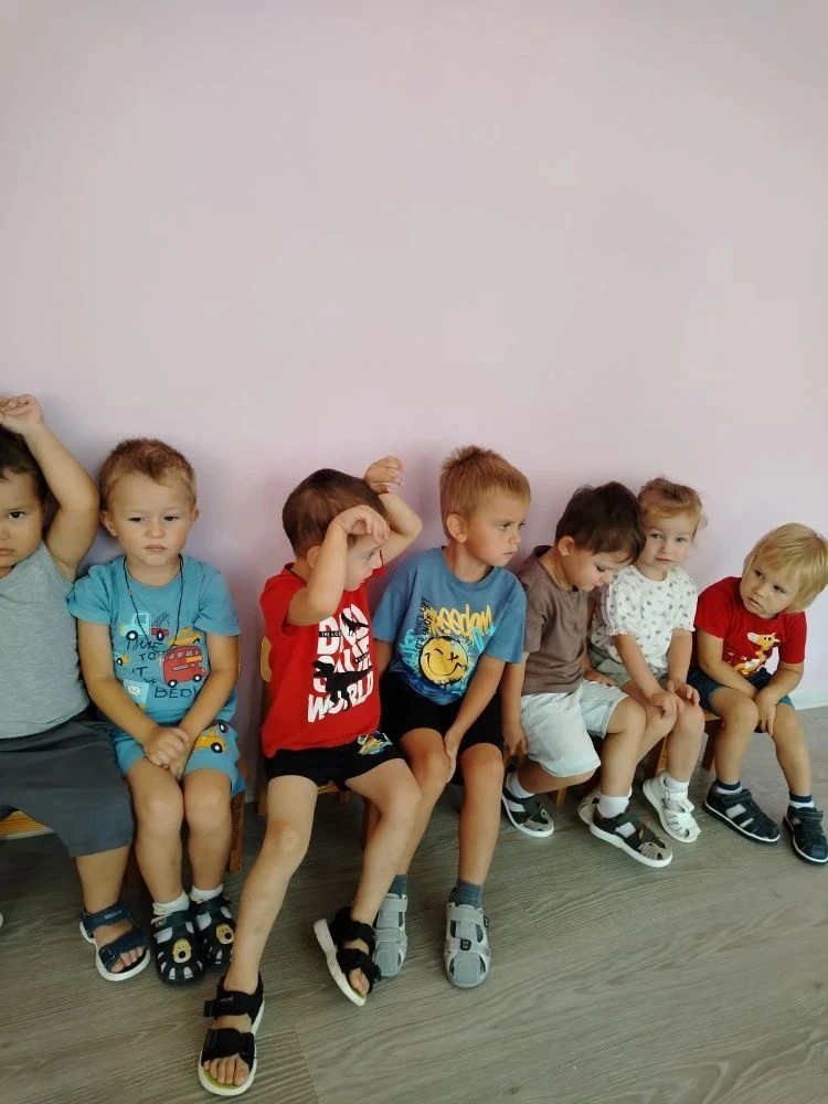 В группу " Ромашки" приходил друг - пёс по кличке Дружок. Ребята все с ним поздоровались лично.