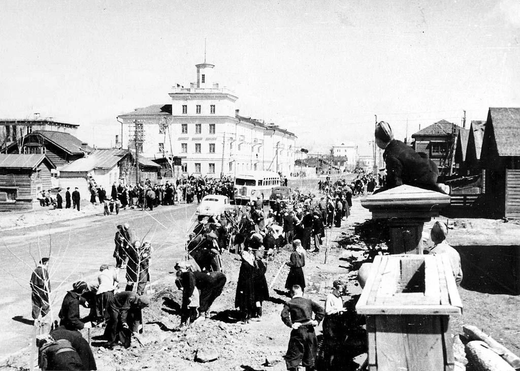 Южно-Сахалинск 50-е. Весенняя посадка деревьев на ул.Ленина. На втором плане видно перв...
