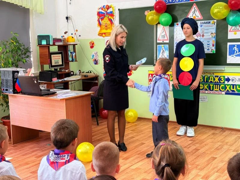 🦺В школе села Отрадное Вяземского района прошло «Посвящение в пешеходы»