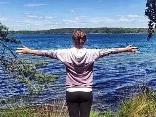 — Представляешь, мой вчера с работы вернулся на два часа раньше: говорит, начальство вс...