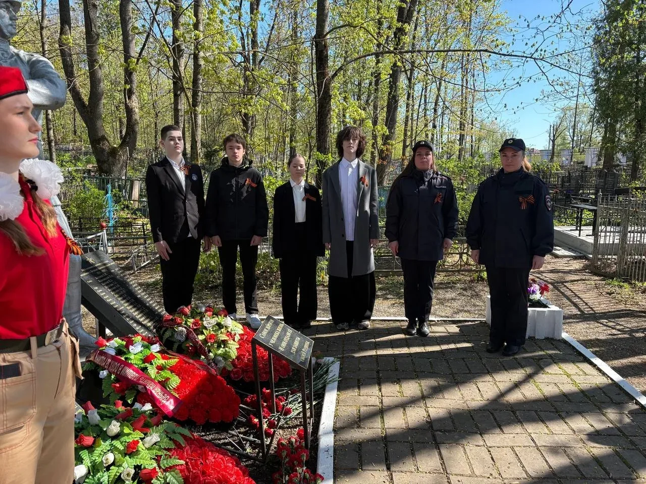 Сегодня Петровское кладбище стало местом глубокого поклонения и нерушимой памяти. У Братского захоро